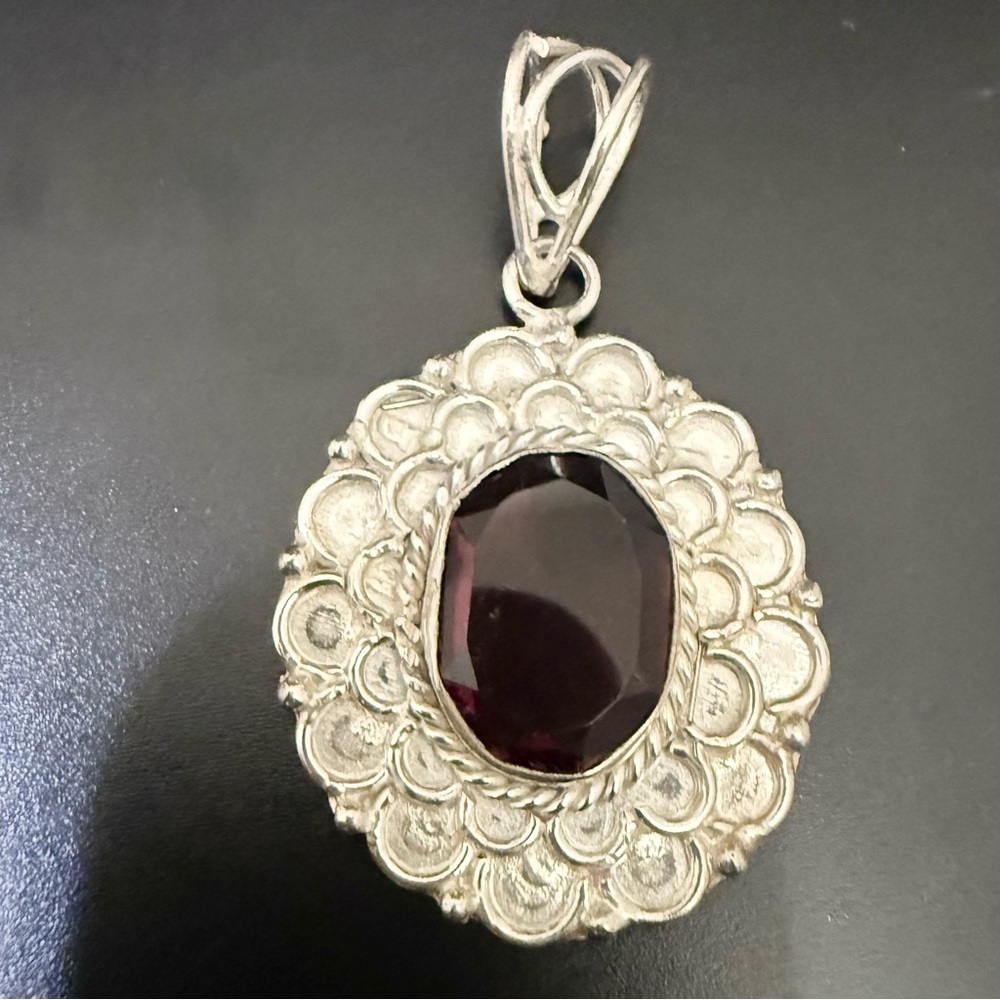 Vintage Handcrafted Silver 15mmX19mm Faceted Oval Glass Amethyst Pendant 12.5g.